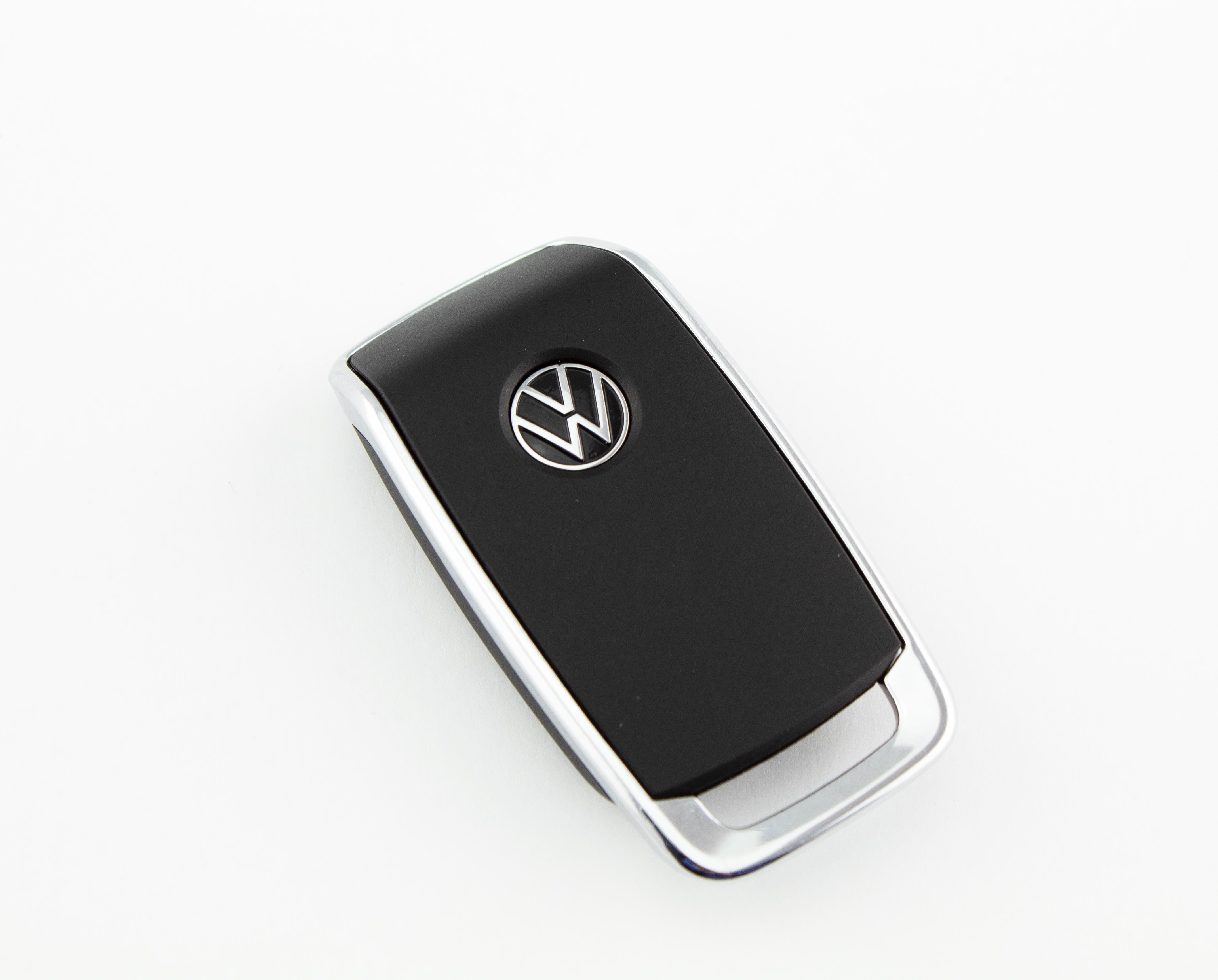 Front view of the Volkswagen extended range key fob with new logo, part number 000065761E